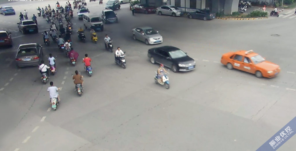 圖3 機動車與非機動車同時大量涌進路口，相互干擾