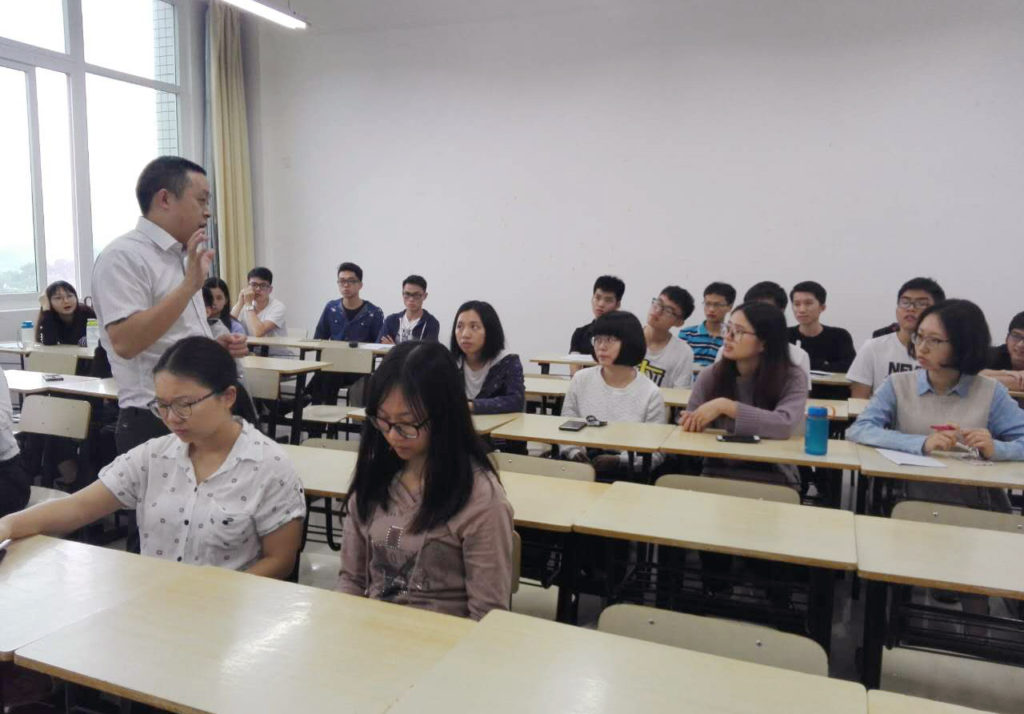 圖3 鄒主管與同學(xué)們進(jìn)行互動(dòng)