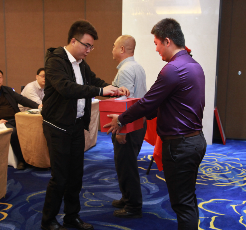 圖2 振業(yè)優(yōu)控代表彭金偉參與投票