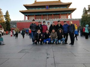 圖1 故宮博物院前留影