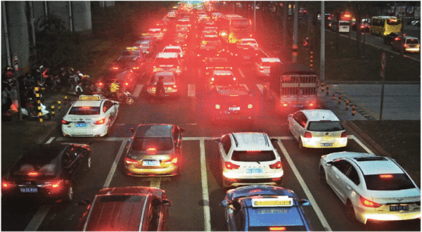 圖5 龍昆南路省高院人行過街路口（優(yōu)化前）