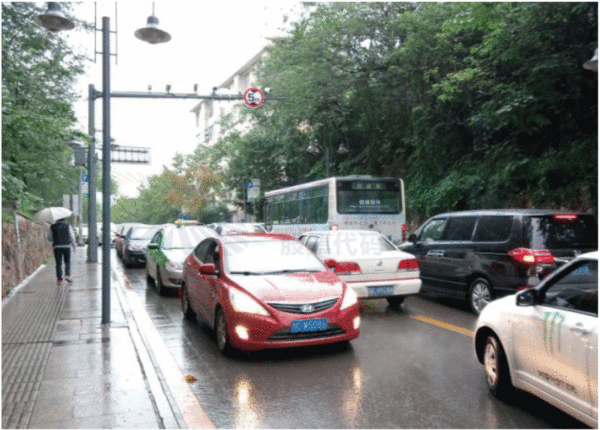 圖5 塘坎上路恢復雙向通行車輛沖突