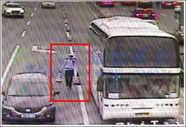 圖3 民警現(xiàn)場(chǎng)擺放交通錐