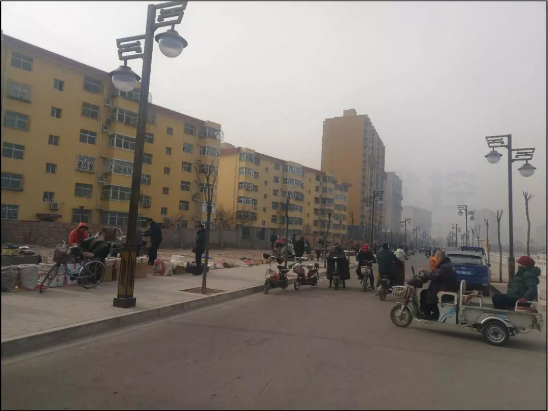 圖2 濱河路占道經(jīng)營現(xiàn)象嚴重