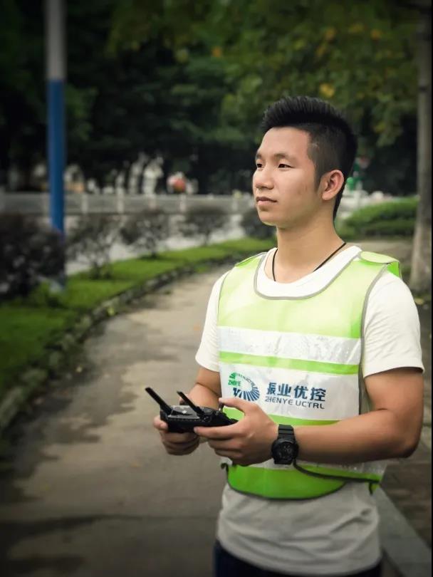 圖3 李嘉霖操控?zé)o人機(jī)照