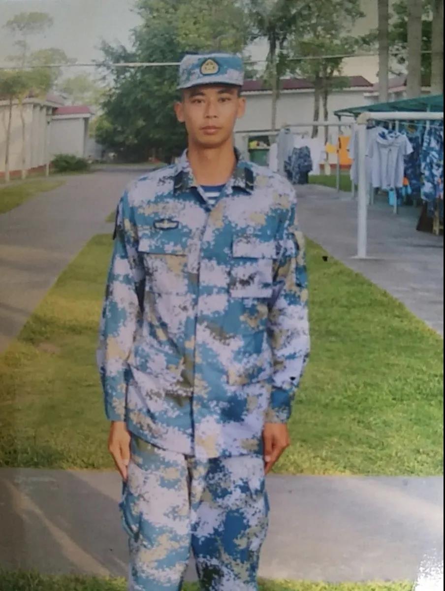 圖8 董志鵬軍裝照