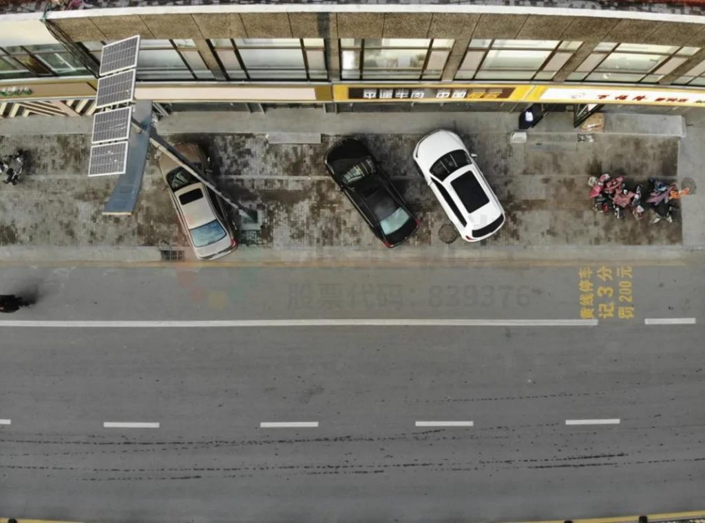 圖5 道路兩側(cè)施畫禁停黃線