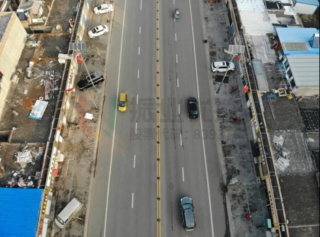 圖13 中央護欄有效隔離上下車流