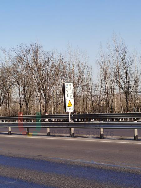 圖7 新增重中型貨車靠右行駛告知標(biāo)志