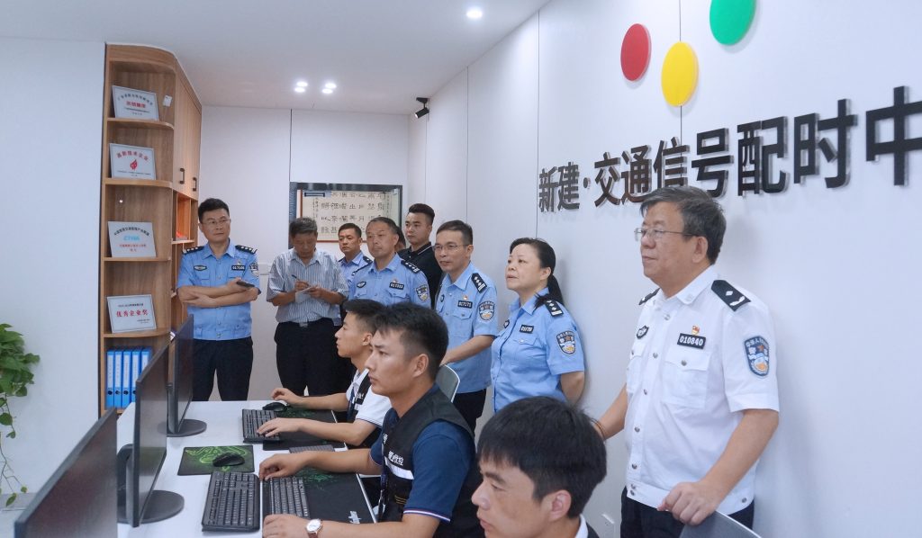 參觀(guān)新建區(qū)智能交通信號(hào)配時(shí)中心