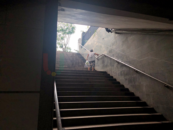 圖5 行人地下通道落差大、老年人通過(guò)困難