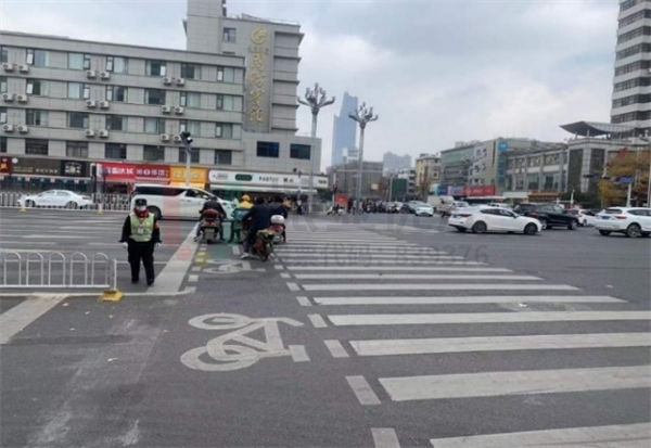 圖9-2 優(yōu)化后-增設(shè)非機(jī)動車掉頭通道